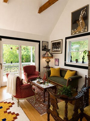 Smart TV - Peaceful 2-bedroom cabin in charming Catskills perfect for relaxing getaway (Delancey)
