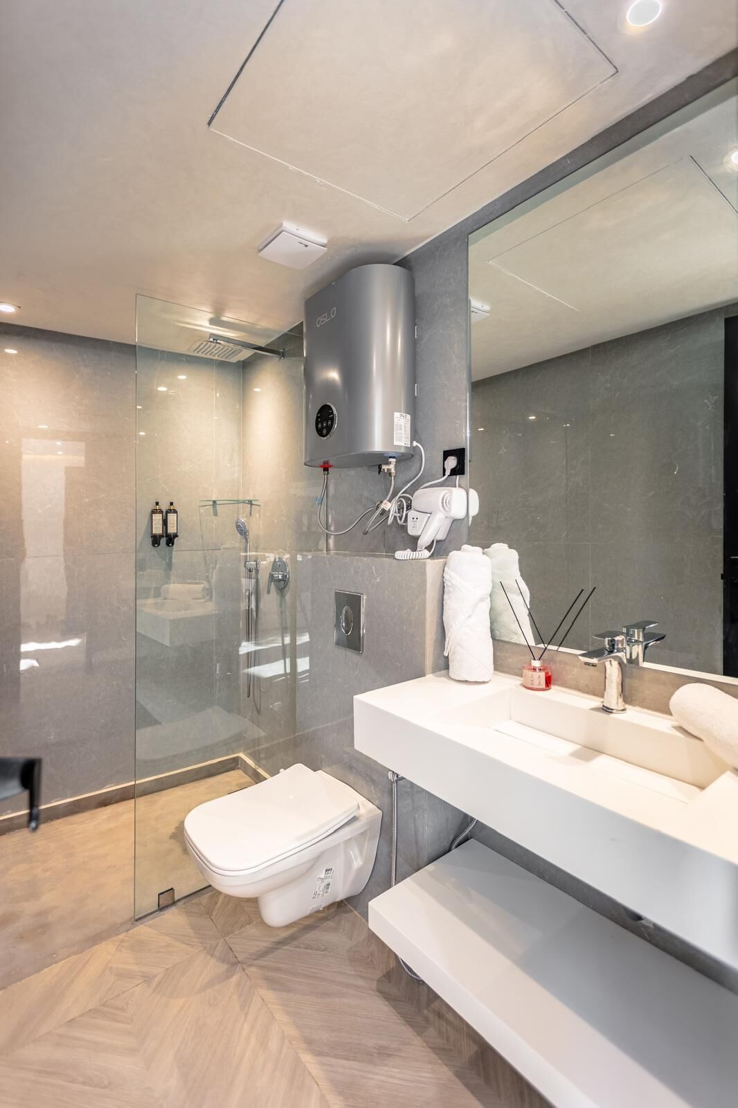 Apartamento básico | Baño | Ducha, artículos de higiene personal gratuitos y secador de pelo