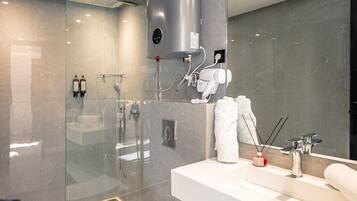Apartamento básico | Baño | Ducha, artículos de higiene personal gratuitos y secador de pelo
