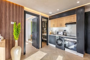 Apartament bàsic | Cuina privada | Frigorífic gran, microones, forn i placa de cuina 