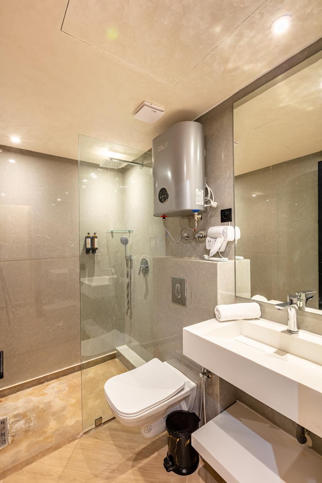 Basic Apartment | Bathroom | Shower, free toiletries, hair dryer, towels