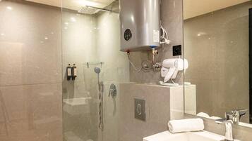 Basic Apartment | Bathroom | Shower, free toiletries, hair dryer, towels