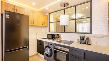 Appartement | Cuisine privée | Grand réfrigérateur, micro-ondes, four, plaque de cuisson