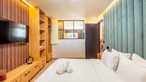 A hotel room with a bed, a TV, a wardrobe, and a window. - LUXURY APARTH GUELIZ MARRAKECH AYLAL  (Safi)