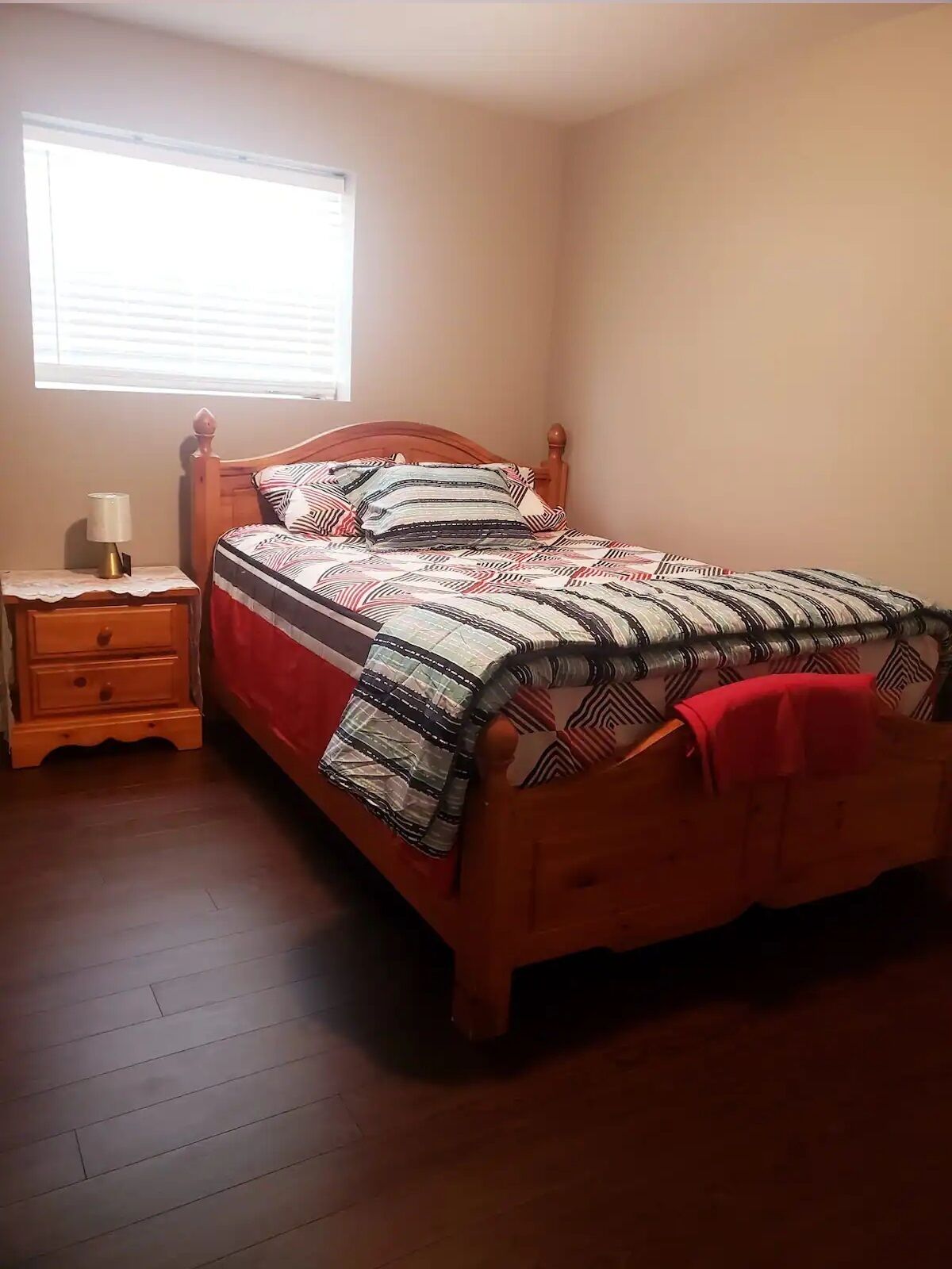 3 habitaciones, tabla de planchar con plancha, wifi y ropa de cama 