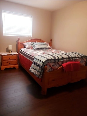 3 habitaciones, tabla de planchar con plancha, wifi y ropa de cama