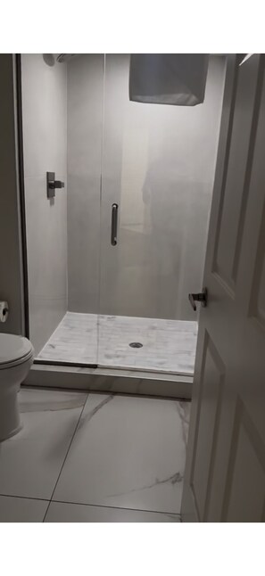 Dusche, Whirlpool, Haartrockner, Handtücher