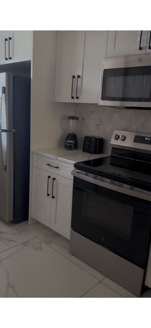 Private kitchen - Lovely 2-bedroom resort with AC in vibrant Kissimmee (Kissimmee)