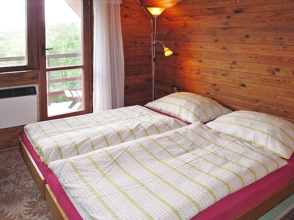 2 bedrooms, internet, bed sheets