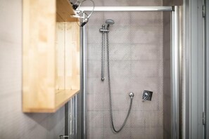 Tweepersoonskamer, uitzicht op de binnenplaats | Badkamer