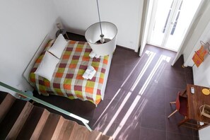 A room with a bed, a table, and a chair. - CasaMaGà  (Naples)