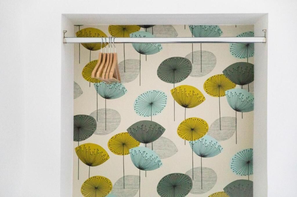 Un rideau de douche orné d’un motif de parapluies stylisés de différentes couleurs.