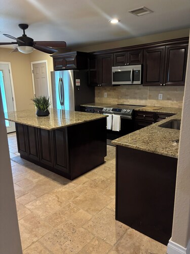 Hill Country Retreat Minutes to Gruene, Rivers & Canyon Lake