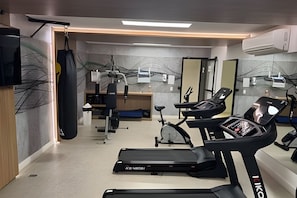 Ein Fitnessstudio mit Laufbändern, Ergometer und Krafttrainingsgeräten.