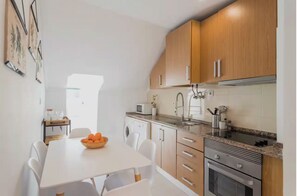 Private kitchen - Casa Trinitária · 3BR/1WC · Sleeps 8 · Central (Lisboa)