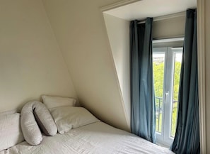 Een strijkplank/strijkijzer, wifi, beddengoed