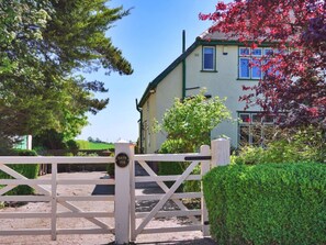 A gated entrance to a property with a sign that reads 'BRYN TOR.' - Charming Art Cottage for 5 (Chesterfield)