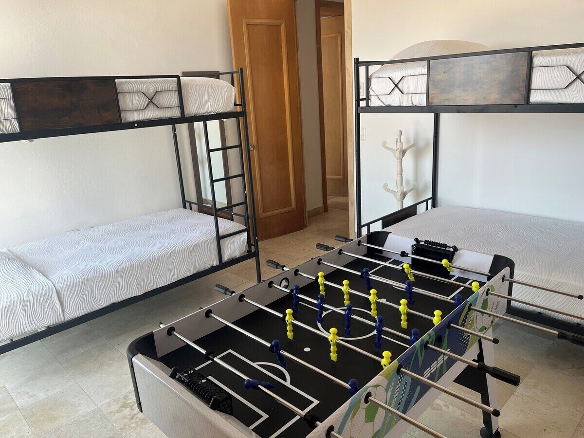 4 bedrooms, iron/ironing board, internet, bed sheets
