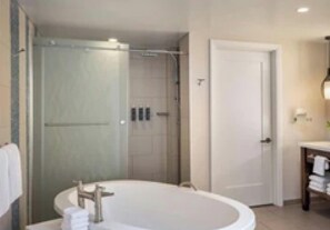 Haartrockner, Handtücher, Seife, Toilettenpapier