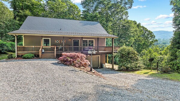 Exterior - Beautiful and comfy mountain view home with outdoor living showcased! (Waynesville)