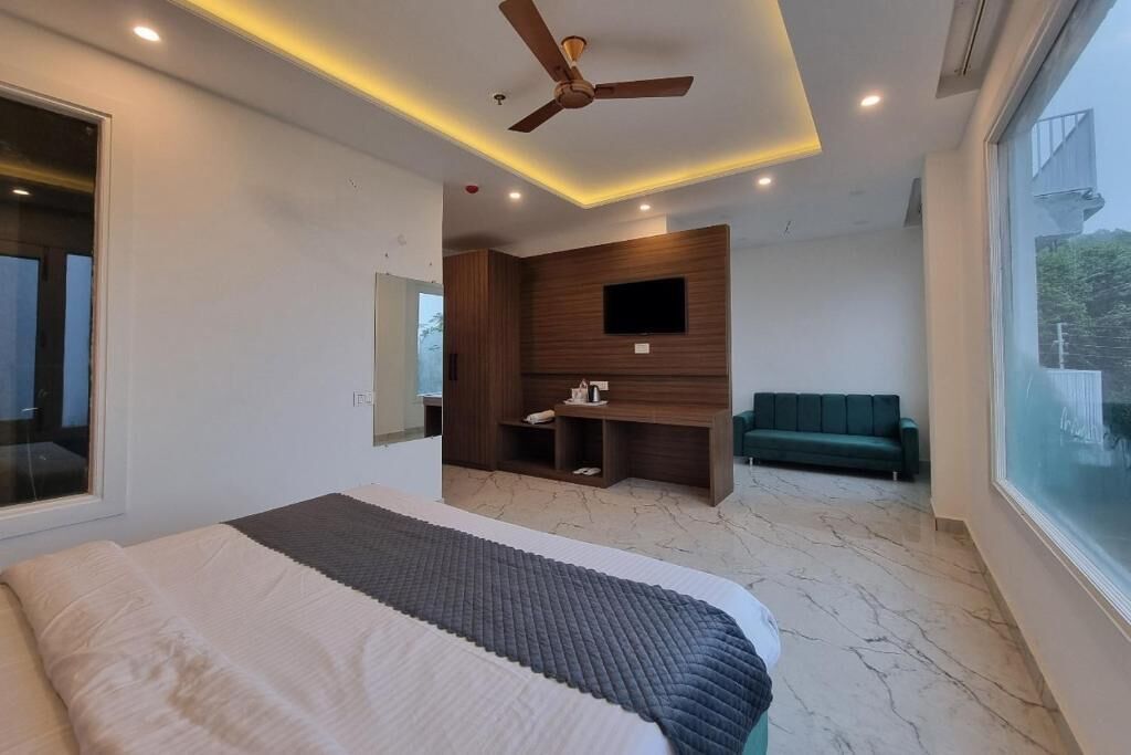 In-room safe, desk, laptop workspace, WiFi (free)