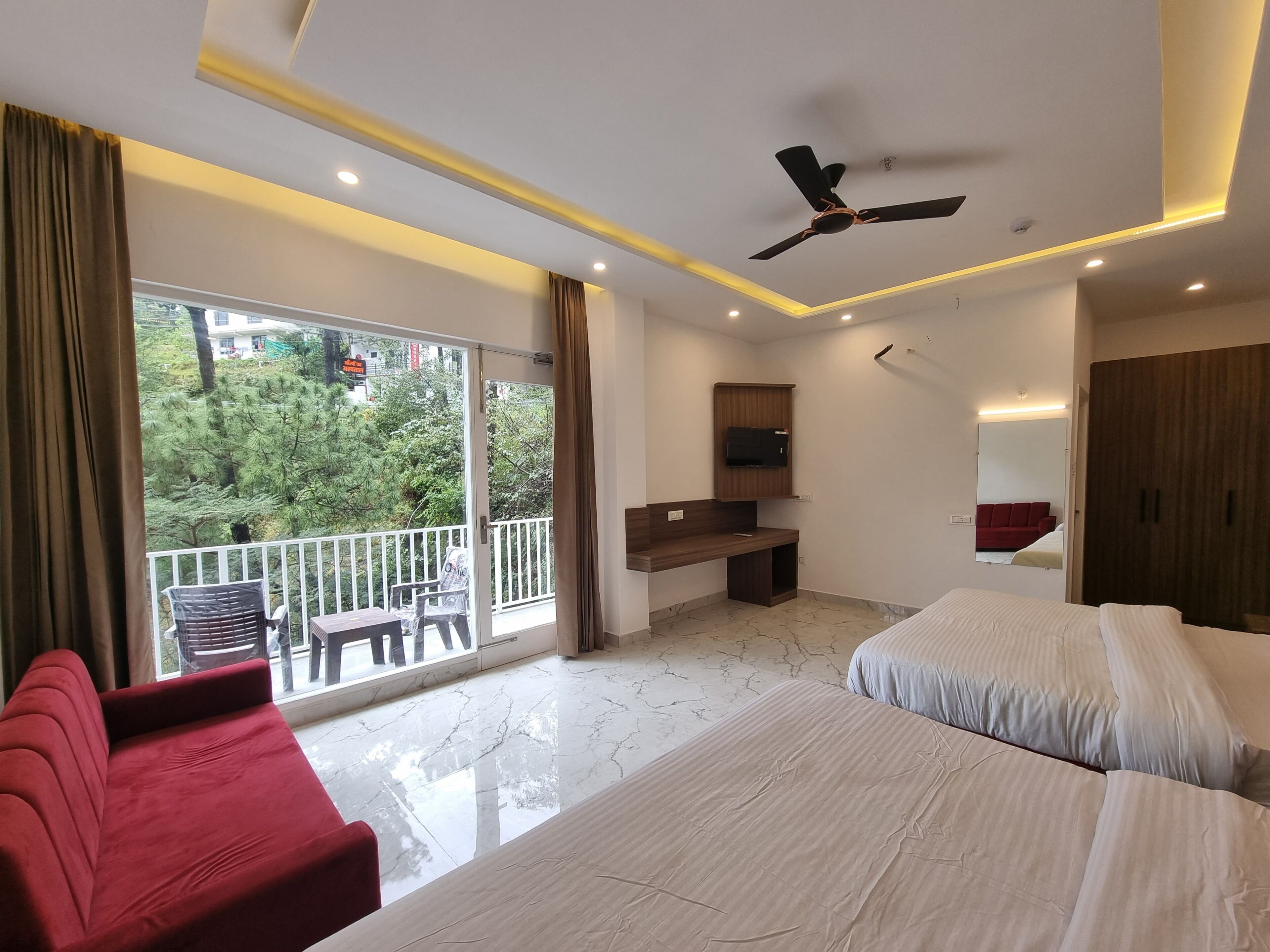 Chambre Quadruple Familiale, balcon, vue montagne | Coffres-forts dans les chambres, bureau