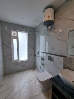 Chambre Quadruple Familiale, balcon, vue montagne | Salle de bain | Douche, chaussons, serviettes fournies, savon