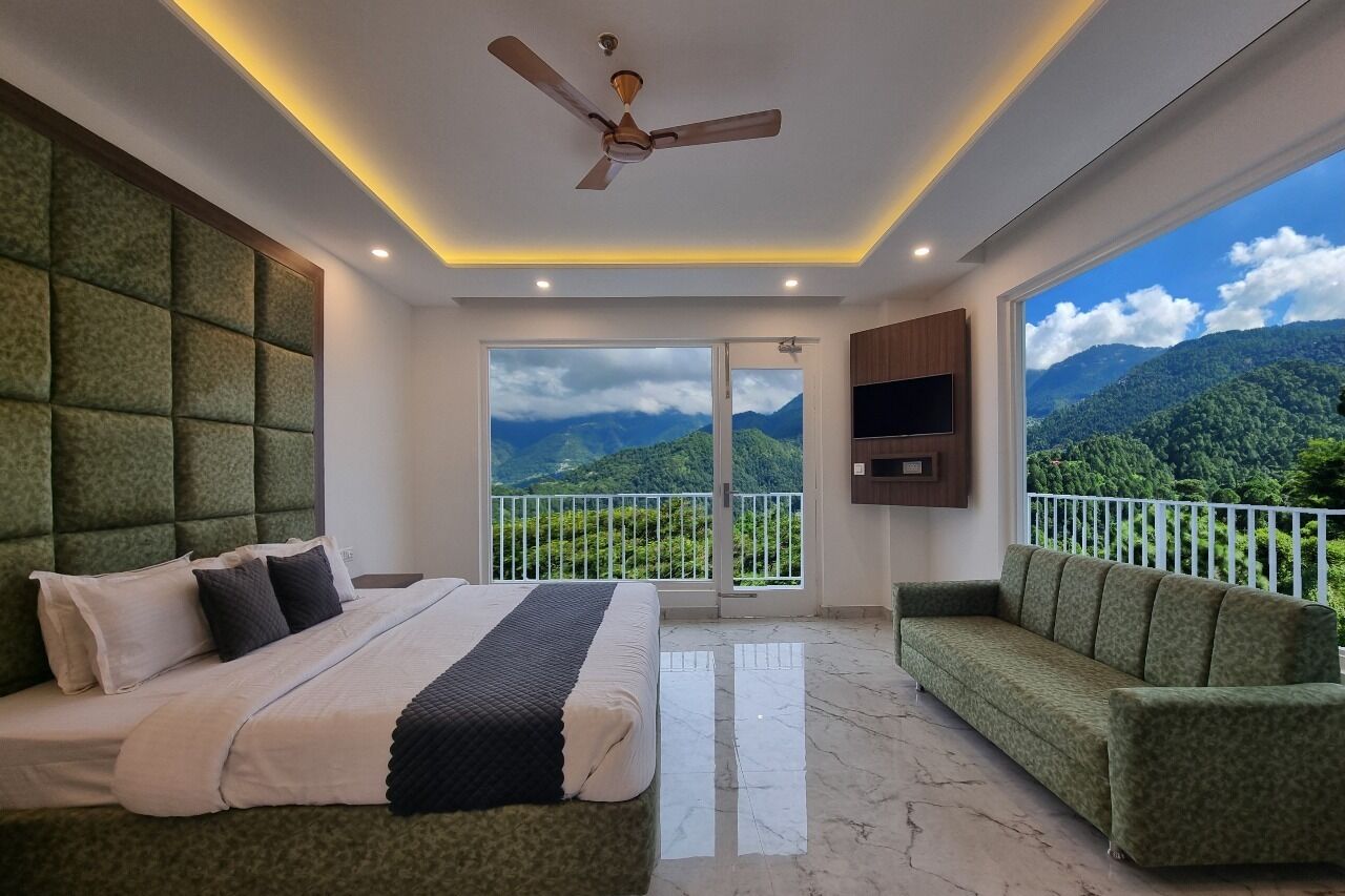 Habitación Deluxe doble, balcón, vistas a la montaña | Caja fuerte, escritorio, espacio para trabajar con un portátil