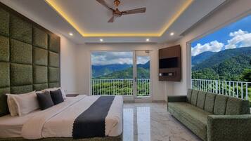 Habitación Deluxe doble, balcón, vistas a la montaña | Caja fuerte, escritorio, espacio para trabajar con un portátil