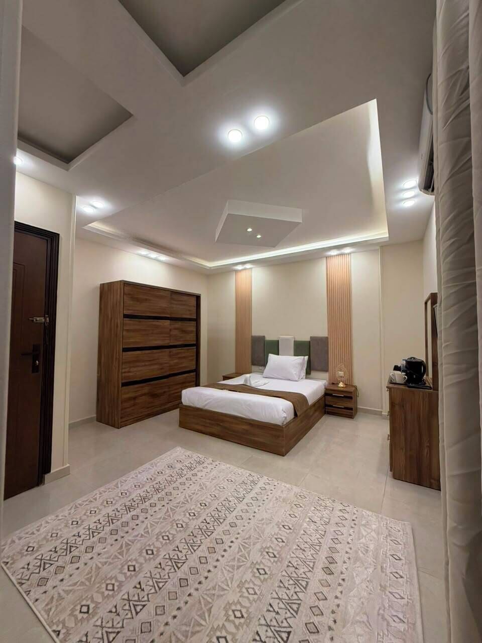 Habitación estándar con 1 cama matrimonial o 2 individuales, vista a la ciudad | Ropa de cama de alta calidad y minibar 