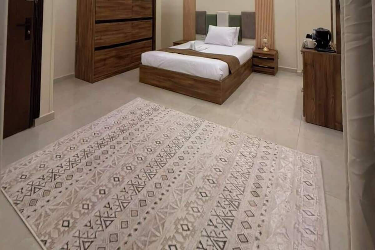 Habitación estándar con 1 cama matrimonial o 2 individuales, vista a la ciudad | Ropa de cama de alta calidad y minibar