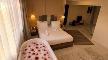 Queen Suite with Private Jacuzzi & Pyramids View