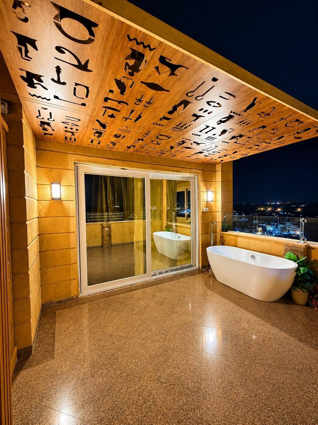 Uma casa de banho moderna com uma banheira independente, área de duche com divisória de vidro e teto de madeira com várias formas recortadas.