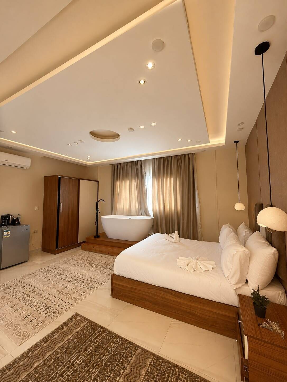 Queen Suite with Private Jacuzzi & Pyramids View | Premium bedding, minibar, in-room safe, desk