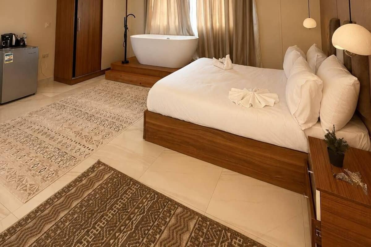 Queen Suite with Private Jacuzzi & Pyramids View | Ropa de cama de alta calidad y minibar