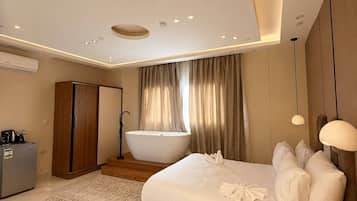 Queen Suite with Private Jacuzzi & Pyramids View | Premium bedding, minibar, in-room safe, desk