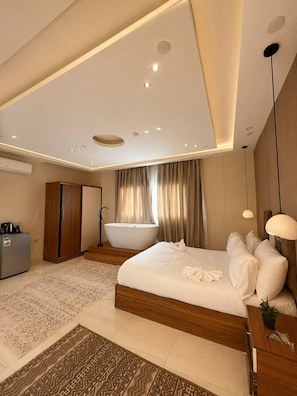 Queen Suite with Private Jacuzzi & Pyramids View | Ropa de cama de alta calidad y minibar