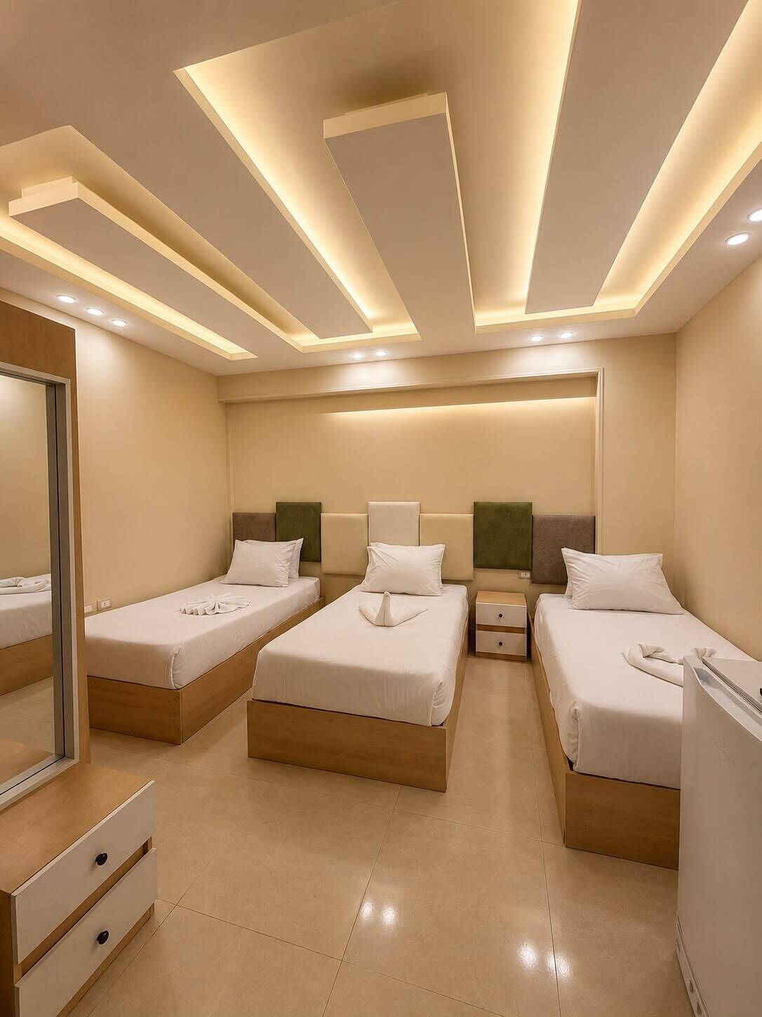 Habitación triple superior, vista a la ciudad | Ropa de cama de alta calidad y minibar 