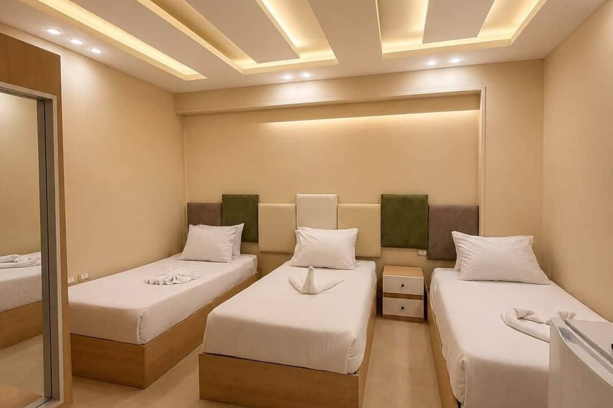 Habitación triple superior, vista a la ciudad | Ropa de cama de alta calidad y minibar