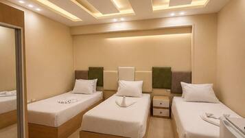 Chambre Triple Supérieure, vue ville | Literie de qualité supérieure, minibar, coffres-forts dans les chambres
