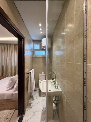 Phòng đôi hoặc 2 giường đơn có tầm nhìn toàn cảnh, quang cảnh núi | Phòng tắm | Máy sấy tóc, dép đi trong nhà, khăn tắm, xà phòng
