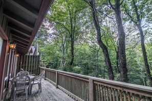 A wooden deck with a railing overlooking a forested area. - Appalachian Retreat (Blowing Rock)