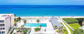 Ein Resort mit Pool, Strand und Meerblick.