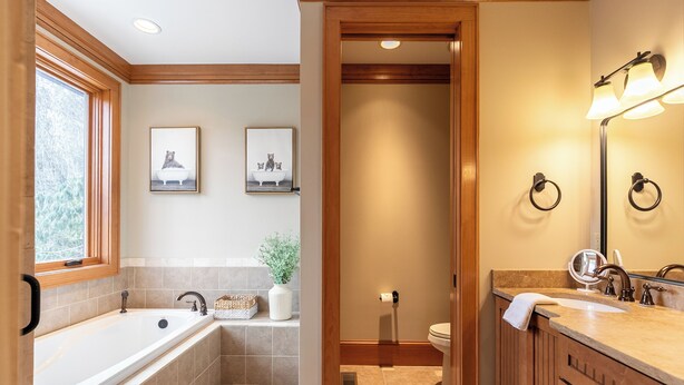 Ein Badezimmer mit Badewanne, Waschtisch, Spüle und Toilette.