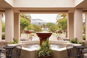 A courtyard with a central fountain, surrounded by outdoor seating and lush greenery. - 2BR Napa Getaway Side-by-side Condos Golf View (Napa)