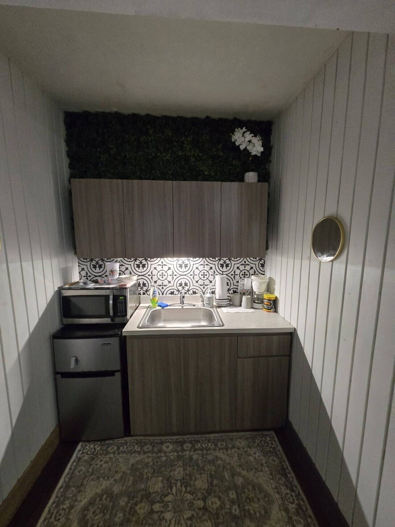 Placa de cocina, tostadora y mesa de comedor