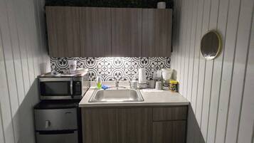 Placa de cocina, tostadora y mesa de comedor