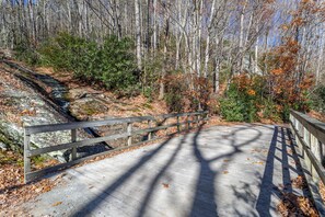 A wooden bridge with a sign indicating a trail. - Mountain Dream (Banner Elk)