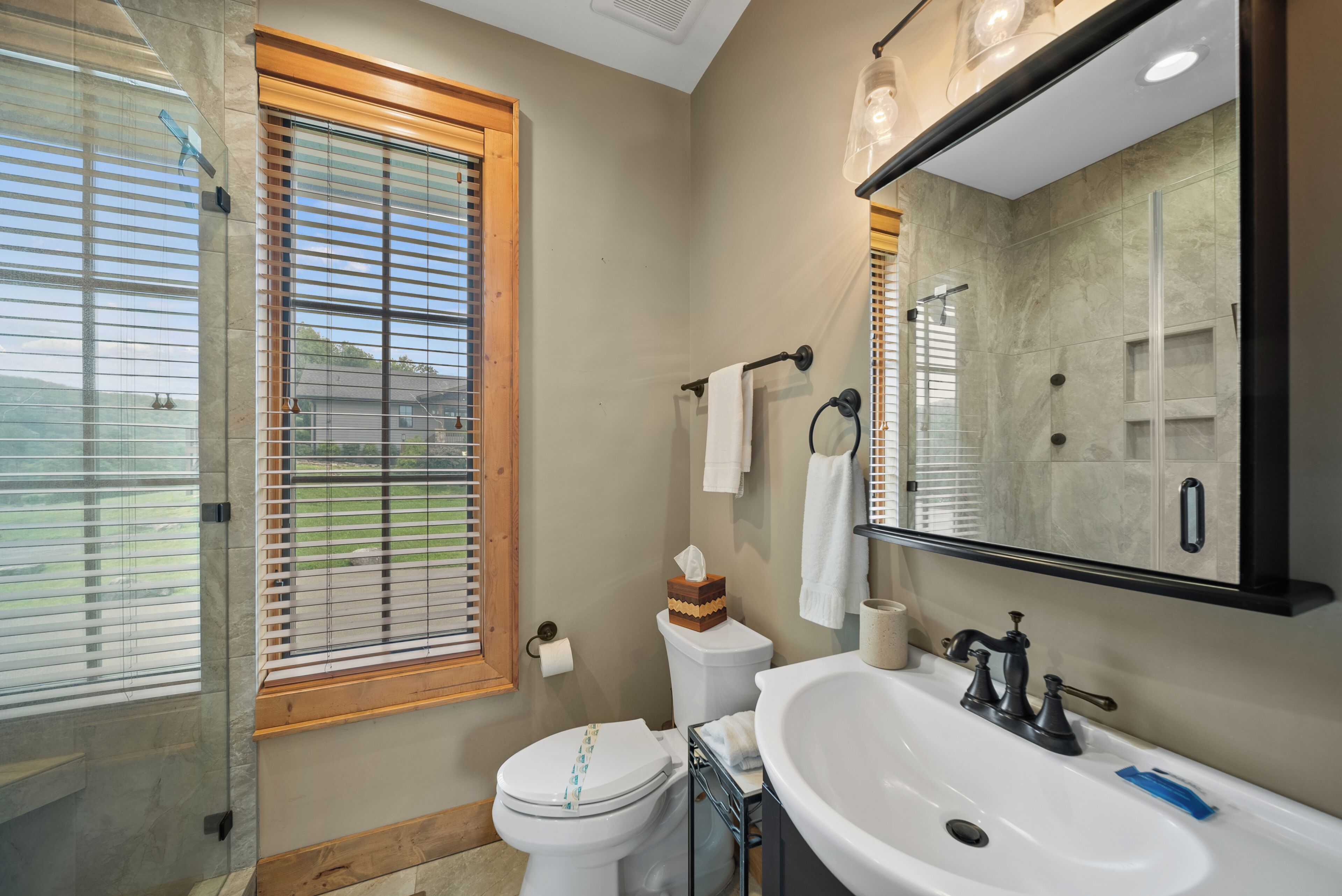 Une salle de bain avec des toilettes, un lavabo et une douche.