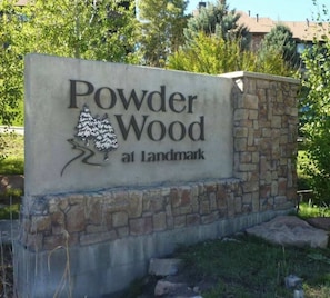 Señal de 'Powder Wood at Landmark' con un gráfico de montaña.